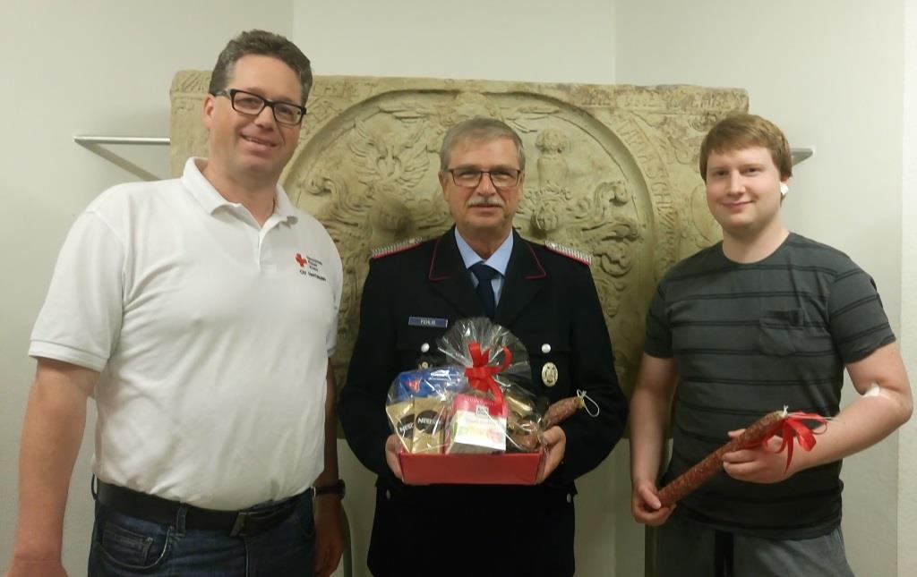 Schriftführer Christian Appun bedankt sich bei Achim Fehlig und Tommy Rose (v.l.), Foto: K. Hartung